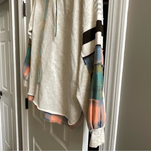 Excellent Condition! Gray Hoodie with Colorful Sleeves and Back. SzL - Picture 3 of 4